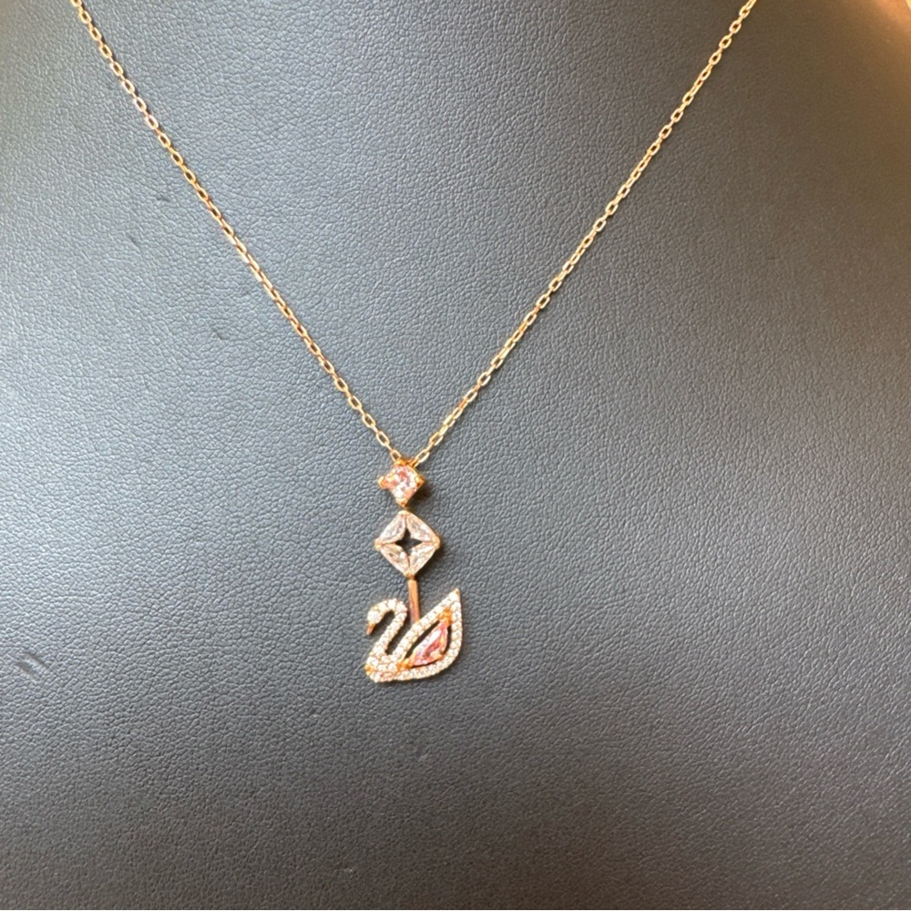 Swarovski Dazzling Swan necklace Swan, Pink, Rose gold-tone plated  5473024